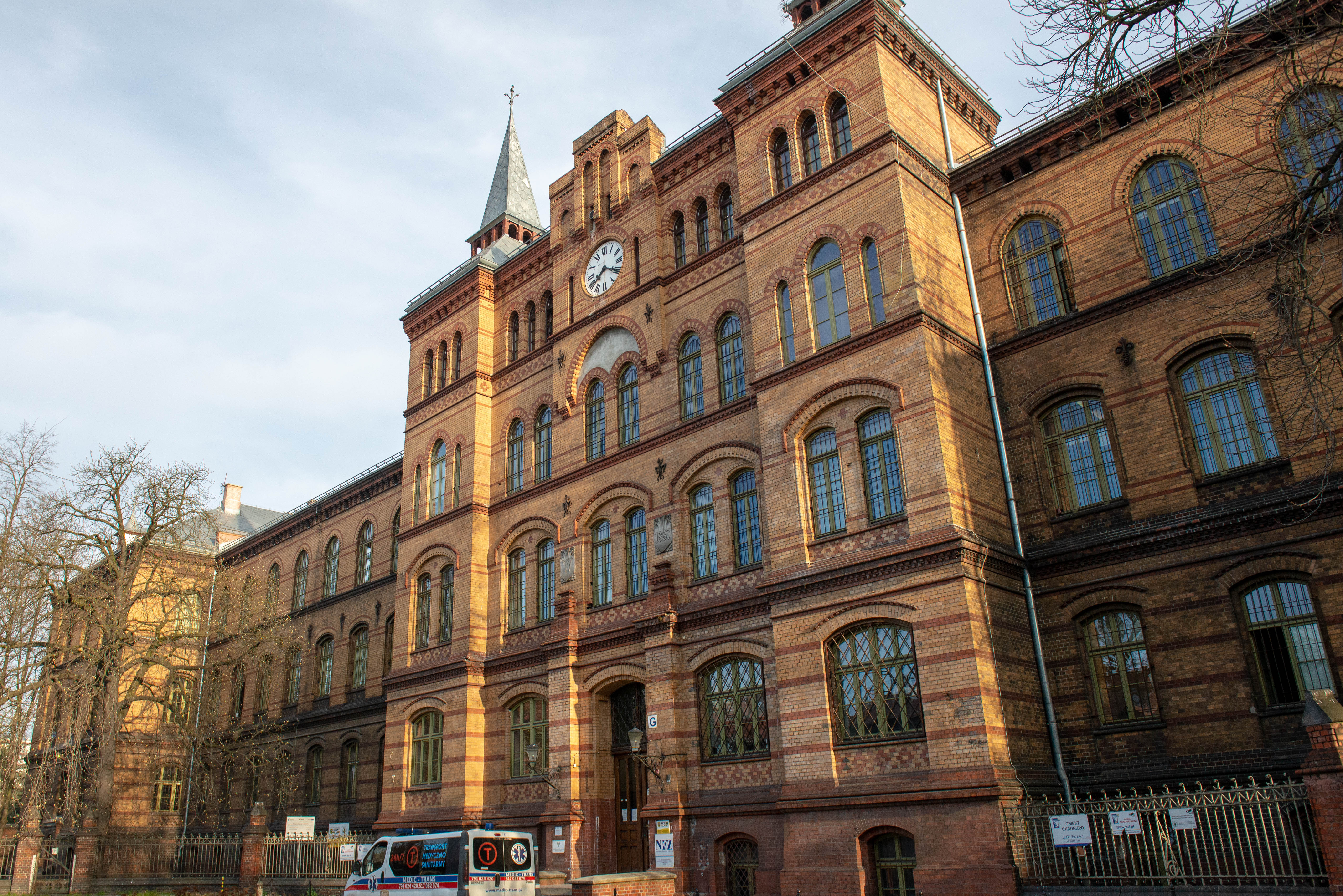 zdjęcie budynek główny dolnośląsie centrum zdrowia